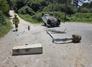 Herida leve tras volcar su vehículo sobre el Camino Portugués de la Costa en Oia