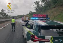 Cortada la AP-9 en Mos tras el vuelco de un camión cisterna con 32.000 litros de gasóleo