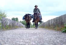 TVG estrena la odisea a caballo del baionés Adrián Martíns en “Domar o vento”
