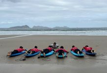 “Surf na Escola” lleva la práctica de este deporte a los centros educativos de Mos