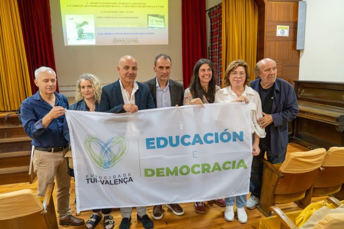 Bandera de Educación y Democracia
