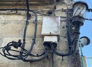 Vecinos del Casco Histórico de Tui cuestionan la imagen ofrecida sobre la retirada de cableado