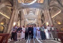 Carlos Fer transforma la Catedral de Tui con 800 piezas suspendidas llenas de simbolismo