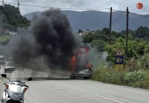 Arde un coche en plena marcha en Nigrán y obliga a cortar la PO-552
