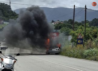 Arde un coche en plena marcha en Nigrán y obliga a cortar la PO-552