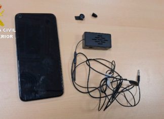 Sorprenden a dos aspirantes usando dispositivos electrónicos para copiar en el examen del carnet de conducir