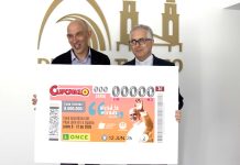 El Obispo recibe el «Cuponazo» dedicado a la visita del Papa León XIV