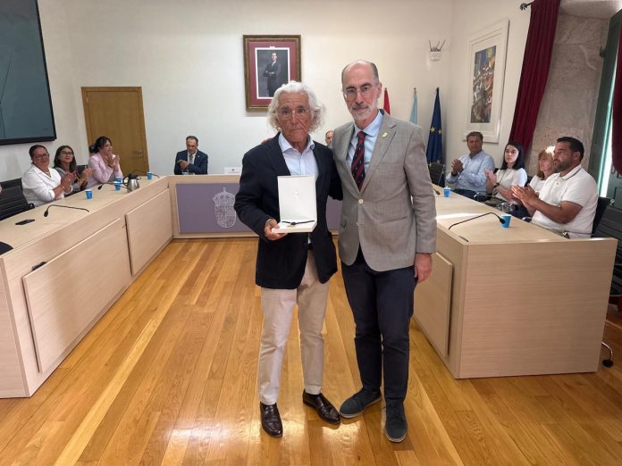 Eduardo Vieira con la Carabela de Oro