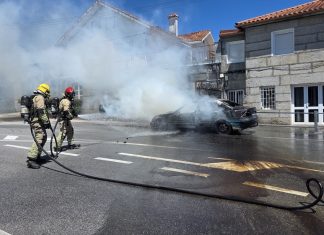 El incendio de un vehículo obliga a cortar la carretera que une Tui con Gondomar