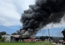 Un incendio industrial en O Rosal obliga a confinar a la población cercana