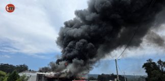Un incendio industrial en O Rosal obliga a confinar a la población cercana