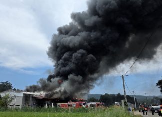 Un incendio industrial en O Rosal obliga a confinar a la población cercana