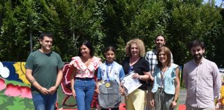 Mos recibe a Martina Ucha tras proclamarse campeona de España Sub-12 de fútbol sala con la Selección Gallega