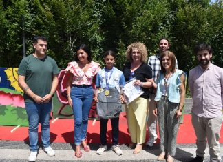Mos recibe a Martina Ucha tras proclamarse campeona de España Sub-12 de fútbol sala con la Selección Gallega