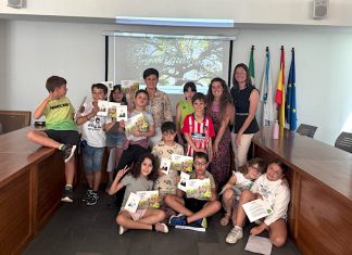 Alumnos del CPI Manuel Suárez Marquier analizan el futuro del comercio local en O Rosal con un proyecto audiovisual