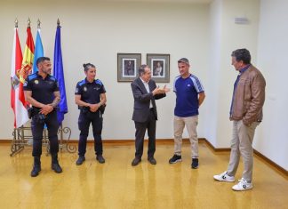 Vigo reconoce a los héroes que rescataron a tres bañistas en Samil