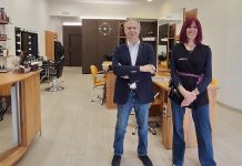 El alcalde de A Guarda visita el salón de peinado Maylacor para respaldar el comercio local