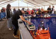 A Rosegha demuestra que el mar no entiende de modas y engancha a niños y mayores por igual