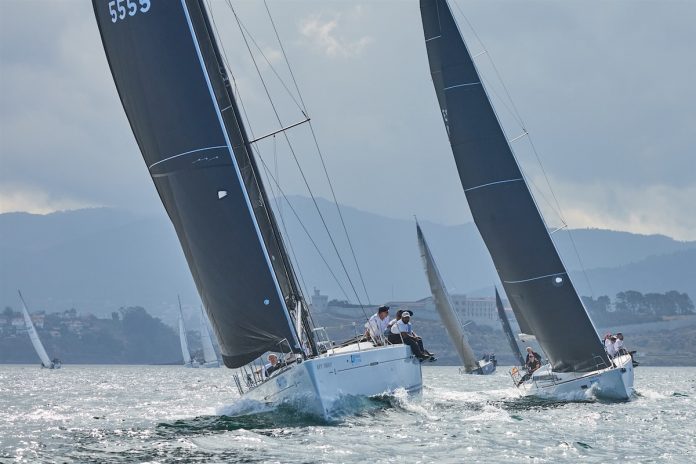 Algunos de los barcos dejando atras Baiona rumbo al Carrumeiro