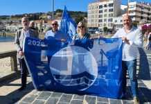 Baiona iza las Banderas Azules que distinguen la excelencia de su litoral