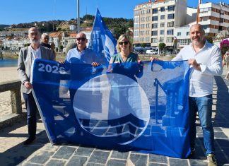 Baiona iza las Banderas Azules que distinguen la excelencia de su litoral