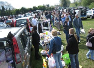 Mercado de segunda mano desde el maletero del coche en Nigrán