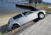 Un coche se precipita sobre la playa en Camposancos