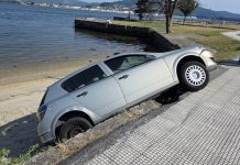 Un coche se precipita sobre la playa en Camposancos