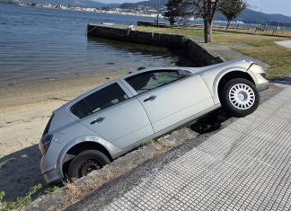 Un coche se precipita sobre la playa en Camposancos