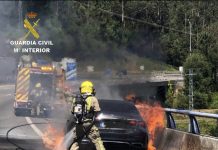 Un vehículo arde en la AP-9 a su paso por Mos y provoca importantes retenciones