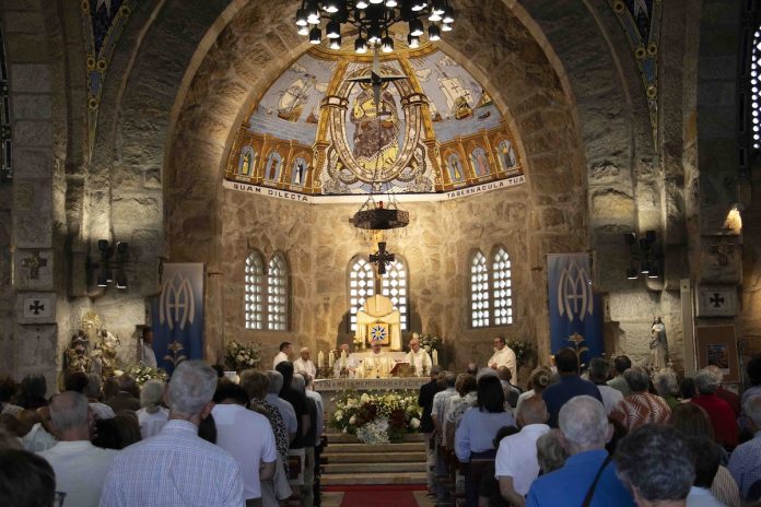 El obispo preside celebracion Templo Votivo del Mar de Panxón