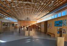 El Multiusos de Sabarís acoge una exposición colectiva de artistas del Val Miñor