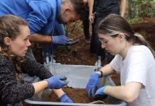 Tomiño reúne a jóvenes de cuatro países en un campo internacional para investigar el yacimiento de As Torres
