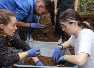 Tomiño reúne a jóvenes de cuatro países en un campo internacional para investigar el yacimiento de As Torres