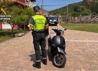 Investigan al padre de un menor de 10 años por permitirle conducir una moto en Gondomar