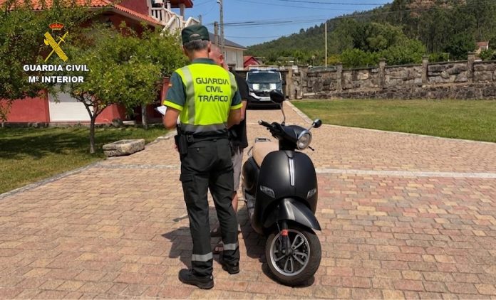 Investigan al padre de un menor de 10 años por permitirle conducir una moto en Gondomar
