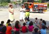 La alcaldesa de Mos visita el campamento “Mañás de Verán” durante una jornada con los bomberos