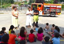 La alcaldesa de Mos visita el campamento “Mañás de Verán” durante una jornada con los bomberos