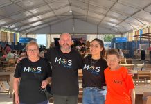 MosAxuda recauda alimentos y fondos solidarios durante la Festa da Rosa