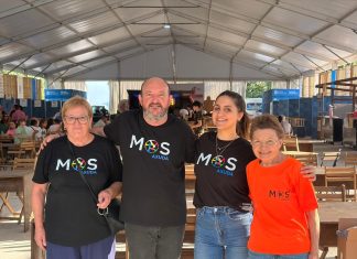 MosAxuda recauda alimentos y fondos solidarios durante la Festa da Rosa