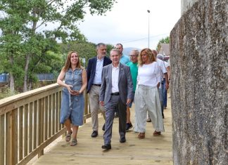 Una nueva pasarela de madera mejora el acceso a la praia da Fontaíña en Coruxo