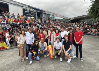 La Praza da Estrela se tiñe de rojo con el España-Bélgica del Mundial