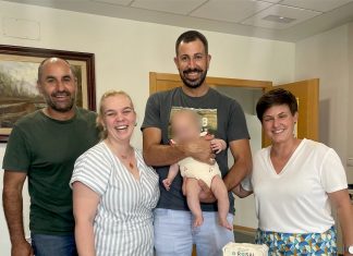O Rosal da la bienvenida a los recién nacidos con una caja de sus primeros libros