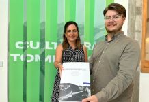 Mauro Portela se convierte en el autor más joven en donar su obra a la Biblioteca de Tomiño
