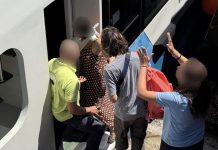 Una visitante recibe asistencia sanitaria de urgencia en la isla de Ons tras sufrir un traumatismo