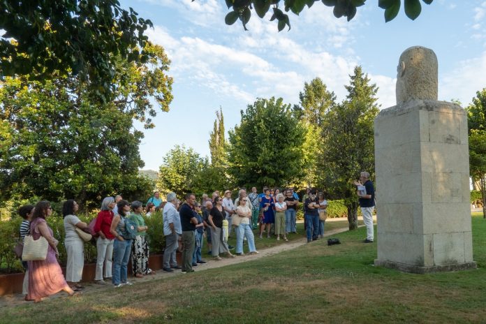 Visita escultura Pública de Tui