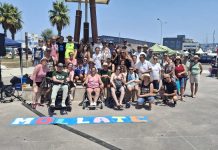 Decenas de personas se mojan por la esclerosis múltiple en Bouzas