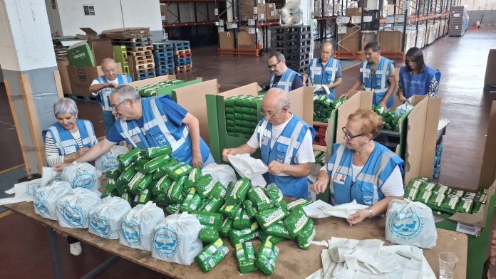 voluntari@s clasificando alimentos en Lavadores