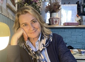 Almudena Solana presenta en Baiona su novela más personal, “Viaje a la Ausencia”
