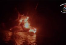 Rescatados los tres tripulantes de un pesquero que ardió y se hundió en la costa gallega